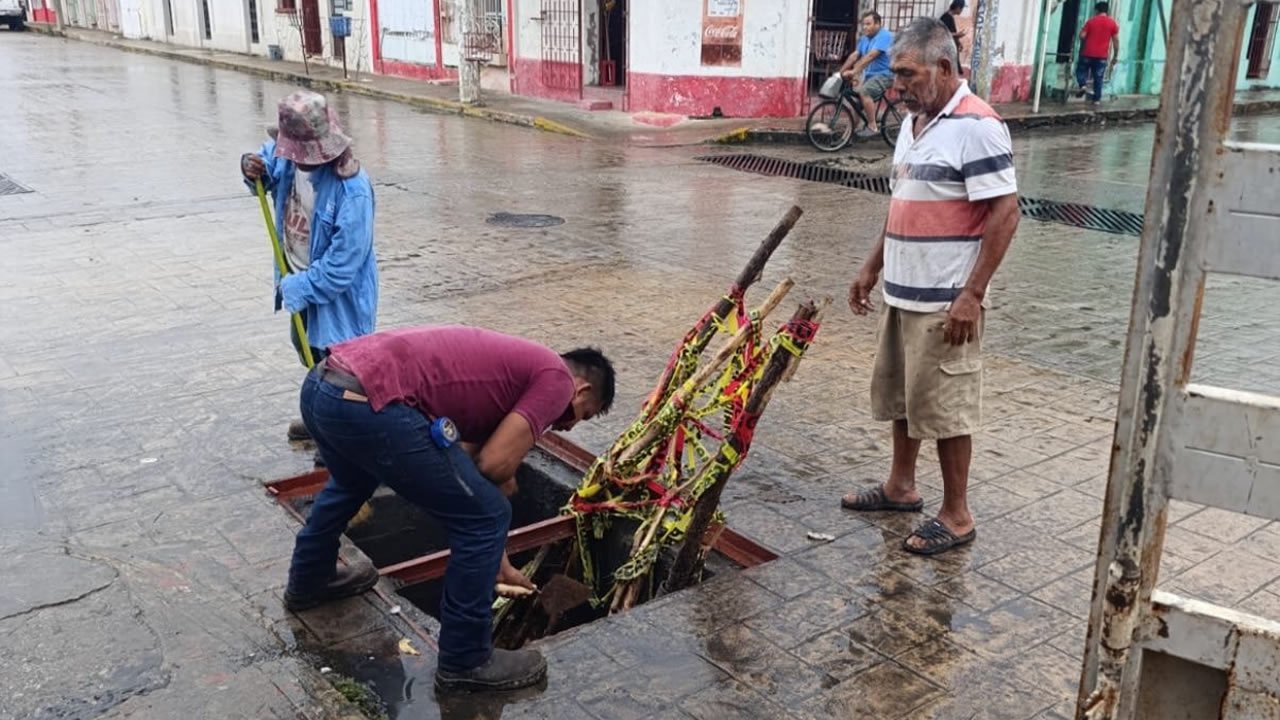 Gobierno municipal lleva a cabo reparaciones en rejillas y registros de Frontera