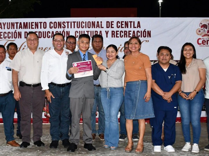 Saúl Armando Rodríguez y funcionarios del Ayuntamiento en concurso de declamación en la Villa