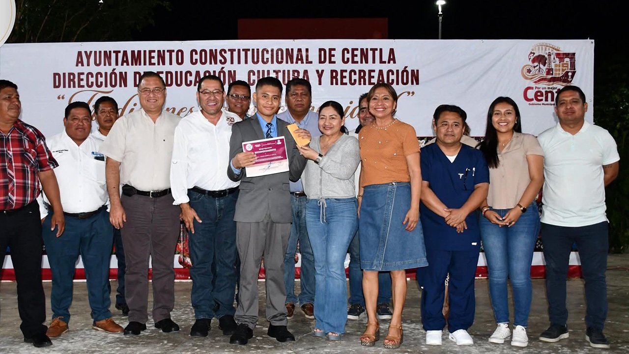 Saúl Armando Rodríguez y funcionarios del Ayuntamiento en concurso de declamación en la Villa