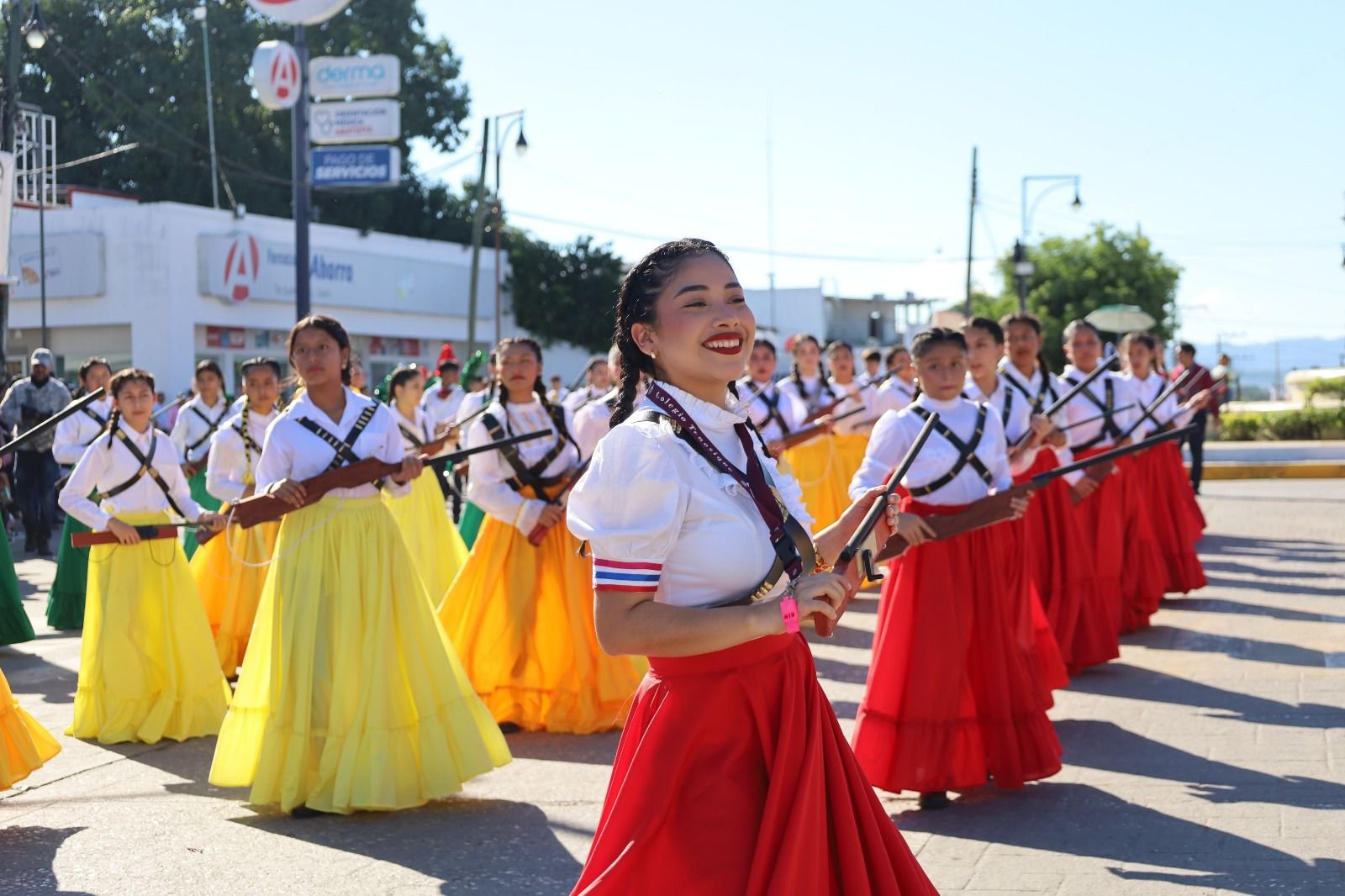 Tenosique celebra el 115 aniversario de la Revolución Mexicana con un vibrante desfile cívico
