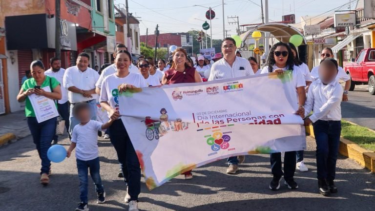 La alcaldesa Mari Luz Velázquez Jiménez lidera una caminata por el Día Internacional de la