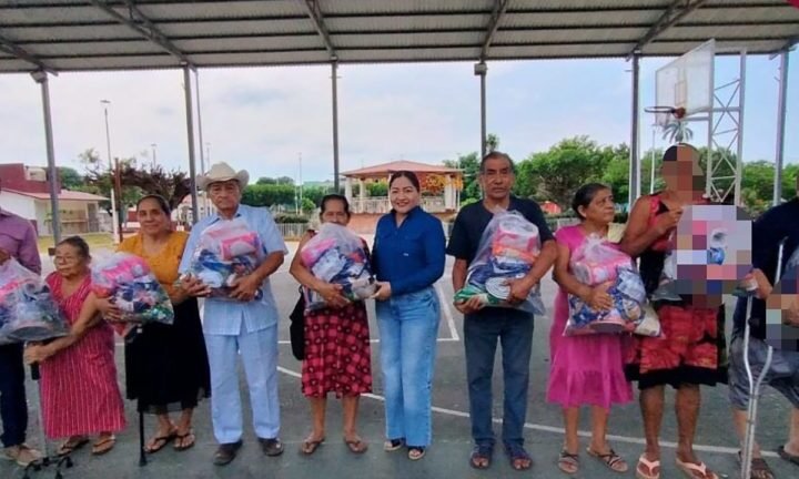 Entrega de apoyos de despensa mensual a Villas y comunidades del municipio de Centla
