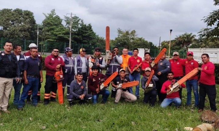 Capacitan a Protección Civil de Centla en seguridad personal y cuidado de motosierras