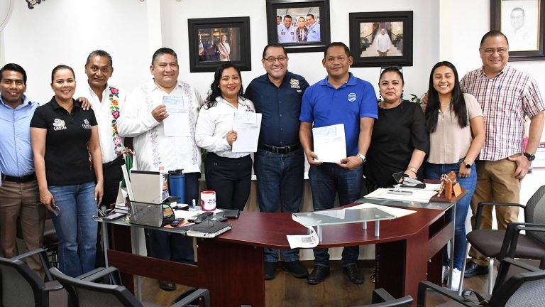 Saúl Armando Rodríguez Rodríguez entrega premios en la liga de softbol Veteranos 50+
