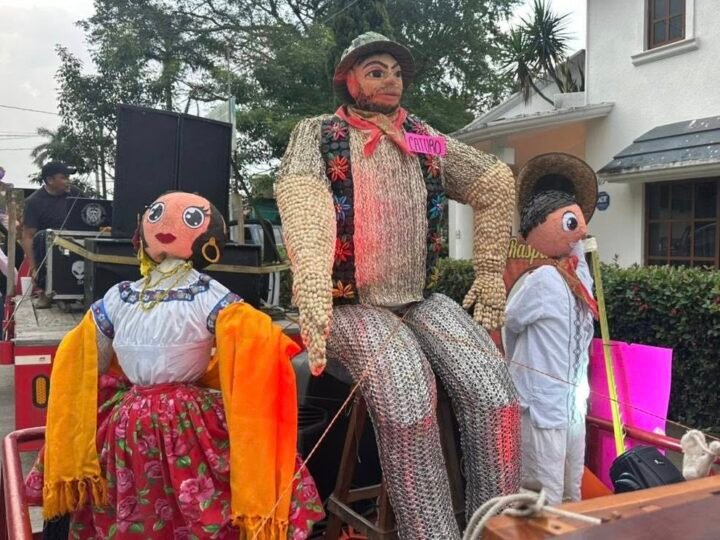 Comalcalco celebra con orgullo el Desfile de Años Viejos 2025 a pesar de la lluvia