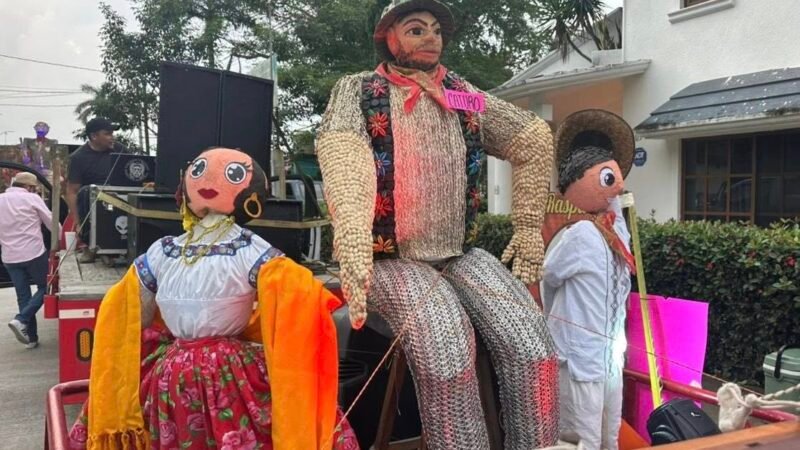 Comalcalco celebra con orgullo el Desfile de Años Viejos 2025 a pesar de la lluvia