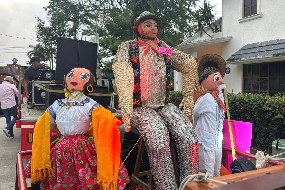 Comalcalco celebra con orgullo el Desfile de Años Viejos 2025 a pesar de la lluvia