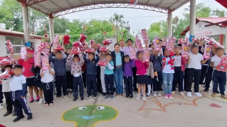 Saúl Armando Rodríguez Rodríguez preside los honores a la bandera en la escuela primaria Benito