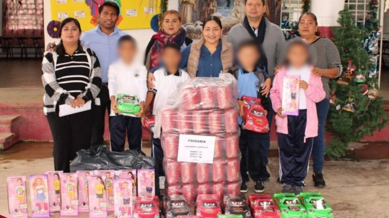 Entrega de juguetes por el Día de Reyes en escuelas rurales del municipio de Centla