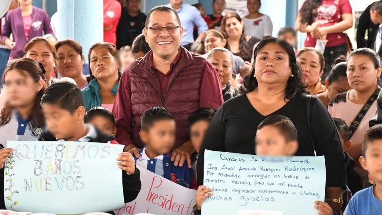 Entrega de juguetes a estudiantes de primero a sexto grado en la escuela primaria José María