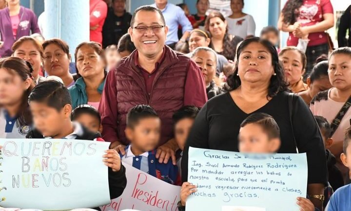 Saúl Armando Rodríguez supervisa reparación de sanitarios y entrega de juguetes en la primaria