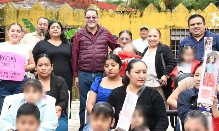 Saúl Armando Rodríguez inicia la construcción del techado en el CAM 25 de Centla