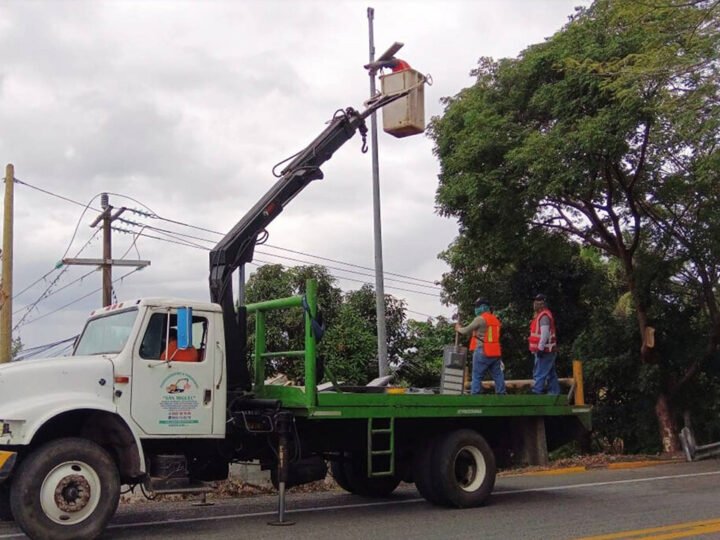 Instalan luces en el puente Enrique González Pedrero del Ayuntamiento de Centla