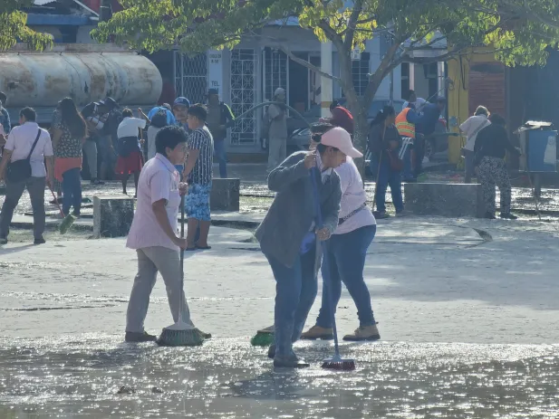 El ayuntamiento de Tenosique lleva a cabo limpieza en el parque central