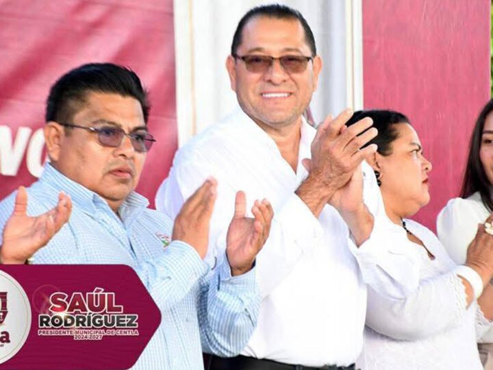 Saúl Armando Rodríguez Rodríguez rinde honores a la bandera en la Villa Vicente Guerrero, Centla