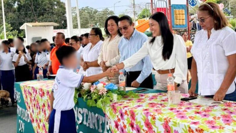 Gobierno Municipal en la ceremonia del natalicio de Benito Juárez García en Centla
