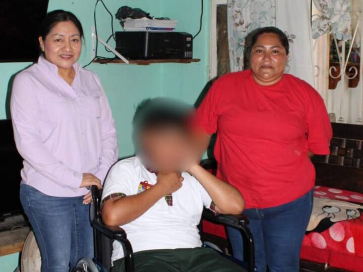 Entrega de apoyos del DIF Municipal a comunidades de la Ciudad de Frontera en Centla