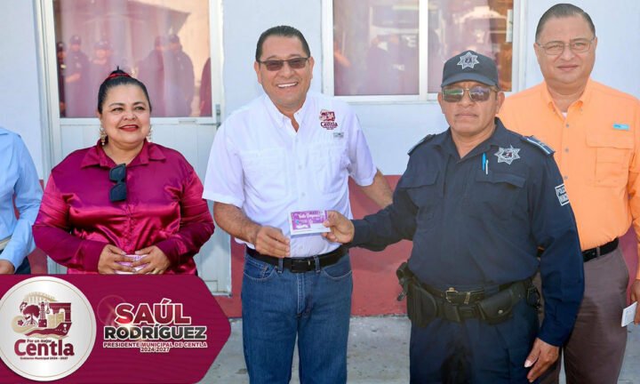 Entrega de vales de despensa al personal de la dirección de Seguridad Pública del Ayuntamiento de