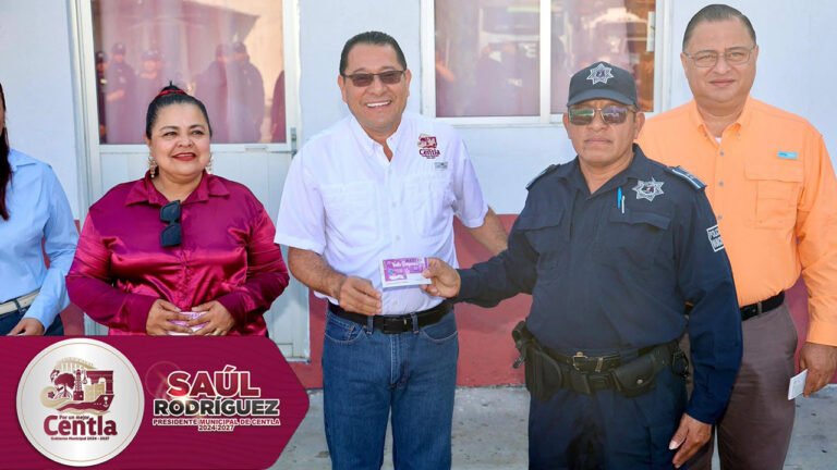 Entrega de vales de despensa al personal de la dirección de Seguridad Pública del Ayuntamiento de