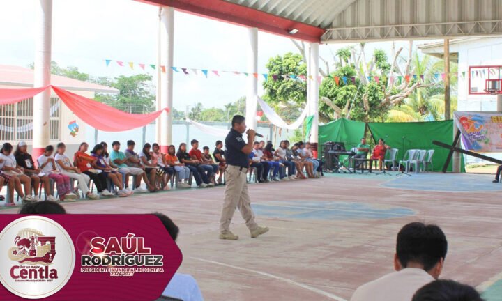 Saúl Armando Rodríguez y su familia en el recorrido de danzantes de la Guelaguetza en Centla