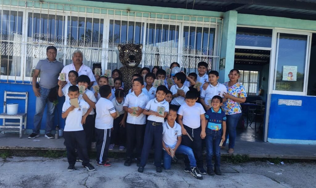 Niñez de Tenosique se involucra en educación ambiental y plantación de árboles