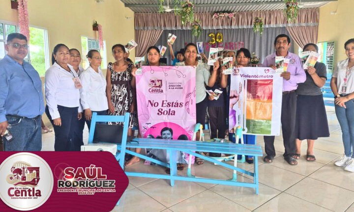 Saúl Armando Rodríguez Rodríguez atiende a ciudadanos en la audiencia del pueblo del