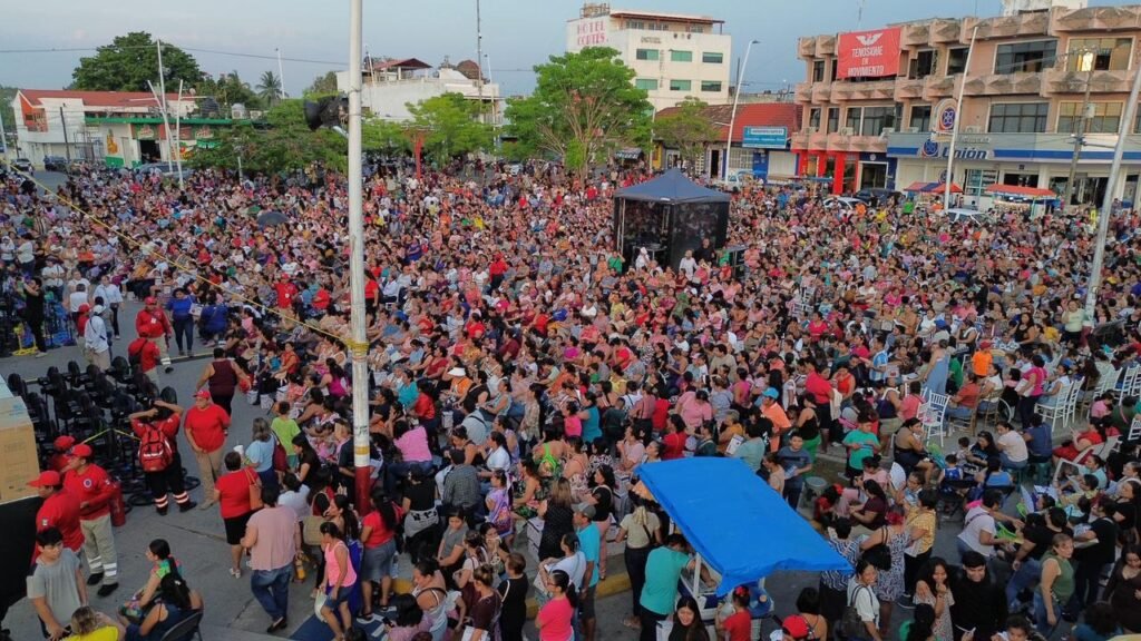 Tenosique festeja a las mamás con 13 mil regalos, música y baile