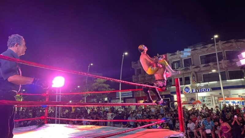 Tenosique celebra una memorable noche de lucha libre