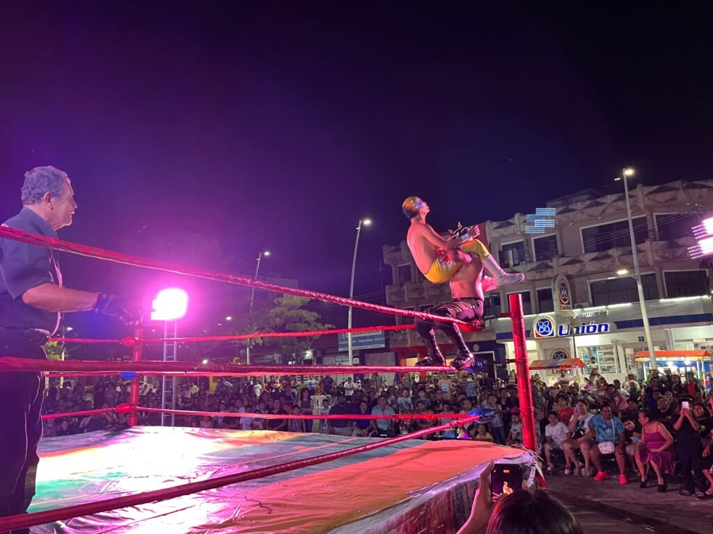 Tenosique celebra una memorable noche de lucha libre